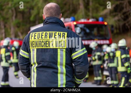 BAYERN / DEUTSCHLAND - 16. SEPTEMBER 2020: Deutsche Feuerwehrleute stehen während einer Übung in der Nähe eines Feuerwehrwagens Stockfoto
