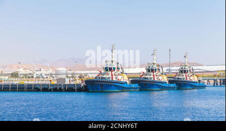 Schlepper werden in Aqaba Hafen an sonnigen Tag, Jordanien, vertäut Stockfoto