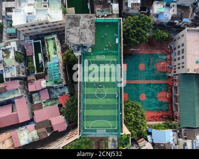 (200918) -- GUANGZHOU, 18. September 2020 (Xinhua) -- Luftaufnahme vom 17. September 2020 zeigt einen Blick auf den Sportplatz auf einem Lehrgebäude der Guangzhou Nr. 10 Mittelschule in Guangzhou, südchinesische Provinz Guangdong. Umgeben von dichten Wohngebäuden, beschloss die Guangzhou No. 10 Middle School, "vertikal zu entwickeln", um das Problem der unzureichenden Sportplatz zu lösen. Mit der finanziellen Unterstützung der Regierung und den Spenden ihrer Alumni baute die Schule schließlich auf ihrem Lehrgebäude einen Sportplatz mit allen notwendigen Einrichtungen wie schützendem n auf Stockfoto