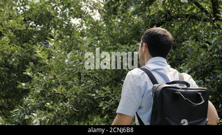 Schöner junger Mann in Brille und lässiger Kleidung mit schwarz Zurück Stockfoto