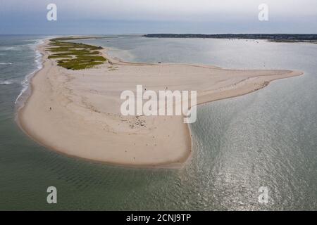 Das kalte Wasser des Atlantischen Ozeans spült an einen schönen Sandstrand am Cape Cod, Massachusetts. Diese malerische Halbinsel ist ein beliebtes Urlaubsgebiet. Stockfoto