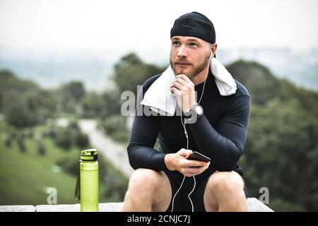 Nahaufnahme der Bart Sportiver Mann nach dem Training Session prüft die Fitness-Ergebnisse. Stockfoto