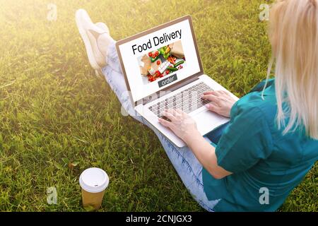 Nahaufnahme Frau sitzen und orde Essen online auf Laptop Computer in den Warenkorb Funktion Webseite bei Coffee Shop,Digital Marketingkonzept.digital Stockfoto