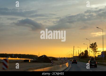 Moskau, Russland - 24. August 2020: Sonnenuntergang Verkehr auf der Straße Stockfoto