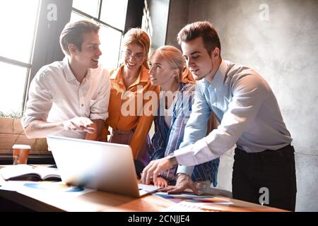 Gruppe von verschiedenen Designern, die ein Meeting-Konzept haben. Team von Grafikdesignern mit einem Meeting im Büro. Stockfoto