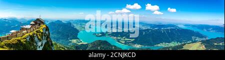 Herrlicher Panoramablick vom Schafberg bei Sankt Wolfgang im Salzkammergut. Haus Haus Schafbergspitze, Mondsee (mondsee, Mond), Attersee. Blau sk Stockfoto