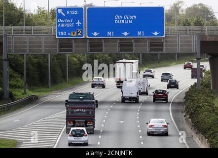 Der Verkehr auf der Autobahn M1 als weitere Beschränkungen in Dublin wird voraussichtlich noch heute von der Regierung verhängt werden. Unter Stufe 3 der Covid-Beschränkungen dürfen die Menschen den Landkreis nicht verlassen oder betreten, es sei denn, sie sind für Arbeit, Bildung oder andere wesentliche Zwecke bestimmt. Stockfoto