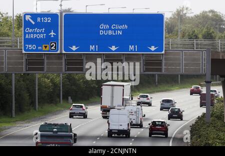 Der Verkehr auf der Autobahn M1 als weitere Beschränkungen in Dublin wird voraussichtlich noch heute von der Regierung verhängt werden. Unter Stufe 3 der Covid-Beschränkungen dürfen die Menschen den Landkreis nicht verlassen oder betreten, es sei denn, sie sind für Arbeit, Bildung oder andere wesentliche Zwecke bestimmt. Stockfoto