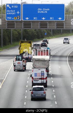 Der Verkehr auf der Autobahn M1 als weitere Beschränkungen in Dublin wird voraussichtlich noch heute von der Regierung verhängt werden. Unter Stufe 3 der Covid-Beschränkungen dürfen die Menschen den Landkreis nicht verlassen oder betreten, es sei denn, sie sind für Arbeit, Bildung oder andere wesentliche Zwecke bestimmt. Stockfoto