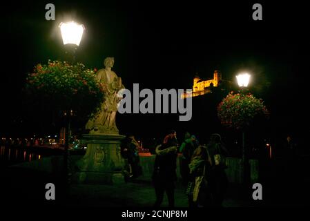 Blick von der alten Mainbrücke auf Festung Marienberg und Käppele Wallfahrtskirche, Würzburg, Unterfranken, Bayern, Stockfoto