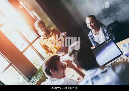 Gruppe von verschiedenen Designern, die ein Meeting-Konzept haben. Team von Grafikdesignern mit einem Meeting im Büro. Stockfoto