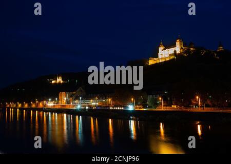 Blick von der alten Mainbrücke auf Festung Marienberg und Käppele Wallfahrtskirche, Würzburg, Unterfranken, Bayern, Stockfoto