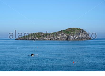 North Berwick, Schottland, Großbritannien. September 2020. Warmes sonniges Wetter bringt die Besucher zum Strand und Hafen am Badeort zu genießen. Ruderboot in der Forth Estuary mit Blick auf Craigleith. Kredit: Craig Brown/Alamy Live Nachrichten Stockfoto