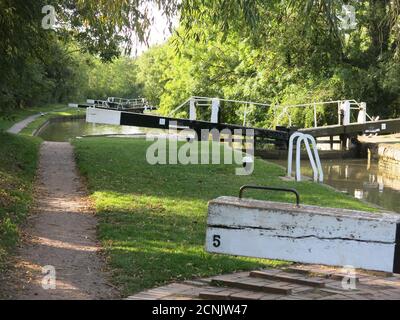 Blick auf den Treidelpfad und Schleusentore auf dem Grand Union Canal in der Nähe von Braunston, Northamptonshire. Stockfoto