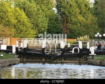 Blick vom Wasserspiegel auf ein Paar geschlossene Schleusentore am Grand Union Kanal in Braunston, Northamptonshire. Stockfoto