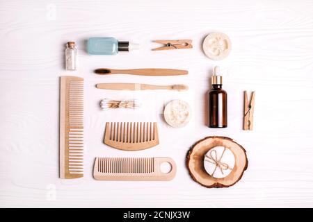 Set von Öko natürliche Bad-Accessoires auf weißem Hintergrund. Stockfoto