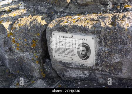 Gedenktafel für Dr. William (Bill) Henry Penley ein Physiker auf dem Radar-Denkmal (Purbeck Radar) auf der Isle of Purbeck, Dorset, England, Großbritannien Stockfoto