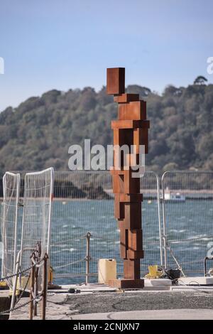 Sir Anthony Gormleys ‘Look II’ 12ft Skulptur umgeben von Rahmen, da sie in ihrem Haus am West Hoe Pier Plymouth gesichert ist. Eine menschliche Figur schaut heraus Stockfoto