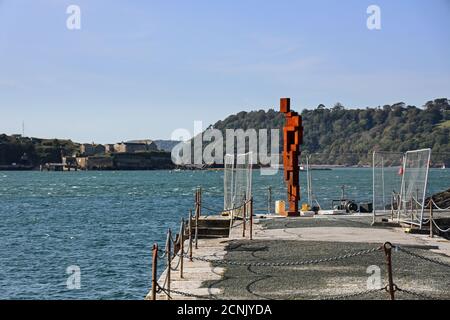 Sir Anthony Gormleys ‘Look II’ 12ft Skulptur umgeben von Rahmen, da sie in ihrem Haus am West Hoe Pier Plymouth gesichert ist. Eine menschliche Figur schaut heraus Stockfoto