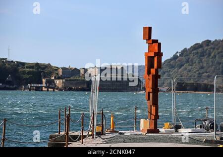 Sir Anthony Gormleys ‘Look II’ 12ft Skulptur umgeben von Rahmen, da sie in ihrem Haus am West Hoe Pier Plymouth gesichert ist. Eine menschliche Figur schaut heraus Stockfoto