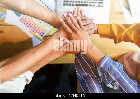 Stapel Hände. Einheit und Teamwork Konzept. Stockfoto