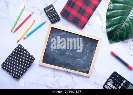 Fehler in der mathematischen Formel auf der Tafel, Bildungskonzept Stockfoto