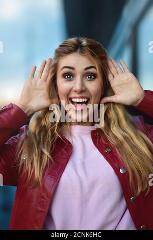 Nahaufnahme Porträt eines schönen lächelnden Mädchen mit schönen Zähnen Spaß auf der Straße. Stockfoto