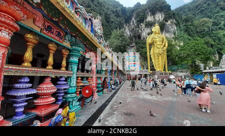 BATU CAVES, KUALA LUMPUR, MALAYSIA - 28. Januar 2020: Mehrfarbige Hindu-Tempel außen auf dem Vorplatz frBatu Caves, Kuala Lumpur, Malaysia am 28. Januar, Stockfoto