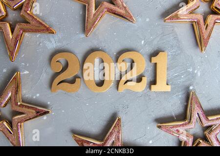 Neujahr Hintergrund mit glänzenden goldenen Zahlen 2021. Minimalistisches Konzept . Stockfoto