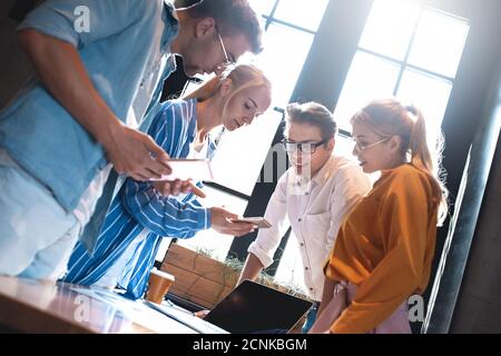 Gruppe von verschiedenen Designern, die ein Meeting-Konzept haben. Team von Grafikdesignern mit einem Meeting im Büro. Stockfoto