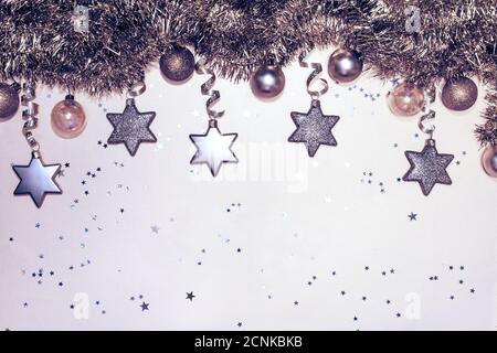 Weihnachtskomposition. Weihnachtskugeln, Sterne, Geschenkboxen, Bänder und Kerzen. Neujahr Dekorationen auf blauem Hintergrund. Flach liegend, Draufsicht, Kopierbereich Stockfoto