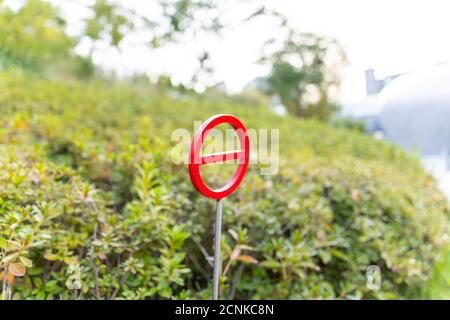 Das Zeichen ist eine Kombination aus einem einfachen Kreis und einer geraden Linie. Es ist klein, aber seine starke rote Farbe und das einfache Design machen es sehr sichtbar. Stockfoto