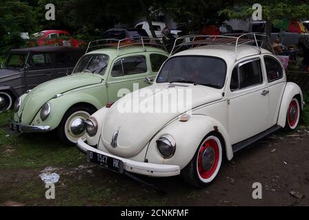 Frontansicht von einem weißen und pastellgrünen VW Käfer auf einer Ausstellung in Yogyakarta, Java, Indonesien am 19. November 2017 Stockfoto