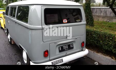 Vollständige Rückansicht von einem pastellgrauen VW Bulli, Combi auf einer Ausstellung in Yogyakarta, Java, Indonesien am 19. November 2017 Stockfoto