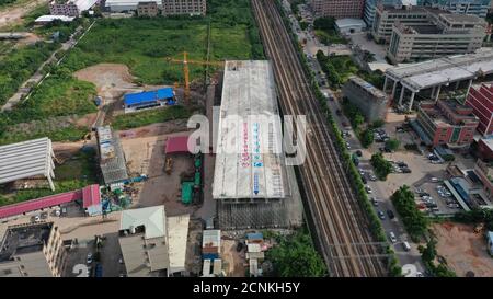 (200918) -- GUANGZHOU, 18. September 2020 (Xinhua) -- Luftfoto vom 17. September 2020 zeigt eine Drehbrücke über der Guangzhou-Shenzhen-Eisenbahn vor der Rotation in Dongguan, der südchinesischen Provinz Guangdong. Die 165 Meter lange, 33 Meter breite und 24,000 Tonnen schwere Drehbrücke, die über die Guangzhou-Shenzhen-Eisenbahn liegt, wurde am Freitag erfolgreich auf ihre Zielposition gedreht. (China Railway Seventh Group Co., Ltd./Handout über Xinhua) Stockfoto