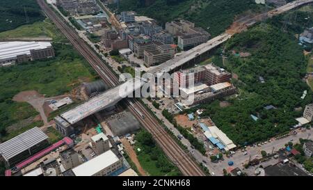 (200918) -- GUANGZHOU, 18. September 2020 (Xinhua) -- Luftaufnahme vom 18. September 2020 zeigt eine Drehbrücke über der Guangzhou-Shenzhen-Eisenbahn nach Rotation in Dongguan, südchinesische Provinz Guangdong. Die 165 Meter lange, 33 Meter breite und 24,000 Tonnen schwere Drehbrücke, die über die Guangzhou-Shenzhen-Eisenbahn liegt, wurde am Freitag erfolgreich auf ihre Zielposition gedreht. (China Railway Seventh Group Co., Ltd./Handout über Xinhua) Stockfoto