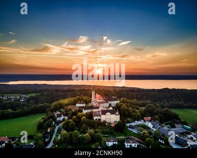 Sonnenuntergang im Kloster Andechs in der fünf-Seen-Region, Bayern, Deutschland, Europa Stockfoto