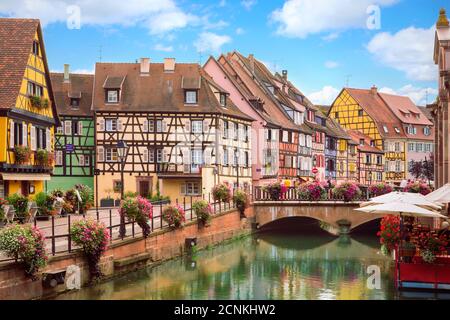 Schöne Aussicht auf die historische Stadt Colmar, auch bekannt als kleines Venedig. Romantische charmante Straßen mit bunten Häusern, Kanal und Brücke. Sommer Stockfoto