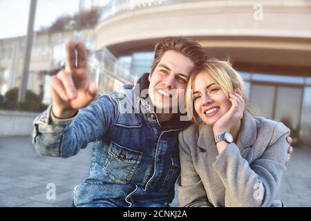 Nettes junges Paar vorstellen etwas Gutes. Stockfoto