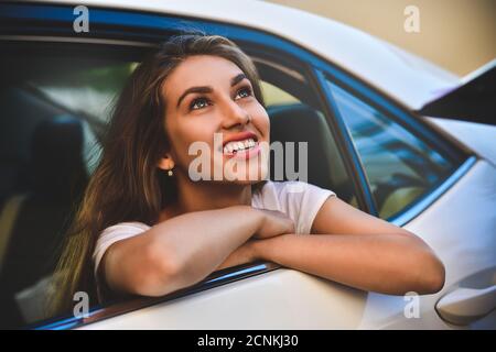 Hübsche Frau, die in einem Auto sitzt. Stockfoto
