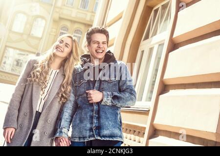 Paar auf der Straße und Spaß haben Stockfoto