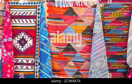 Marokkanische Souvenirs mit Teppichen in Marokko, Marrakesch Stockfoto