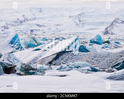 Fluss, Gletscher, Gletscherzunge, Jökulsárlón, Gletschersee, Gletscherlagune, Eis, Eisschollen, Eisberge, Winter, Schnee Stockfoto