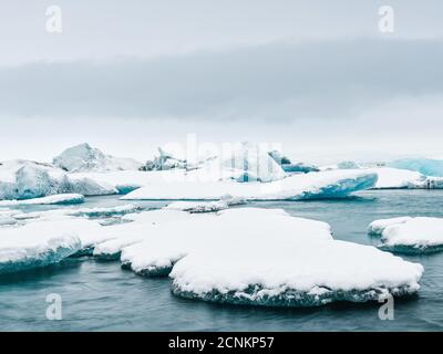Fluss, Gletscher, Gletscherzunge, Jökulsárlón, Gletschersee, Gletscherlagune, Eis, Eisschollen, Eisberge, Winter, Schnee Stockfoto