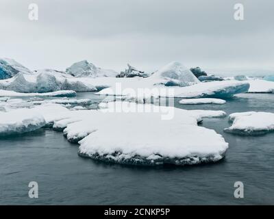 Fluss, Gletscher, Gletscherzunge, Jökulsárlón, Gletschersee, Gletscherlagune, Eis, Eisschollen, Eisberge, Winter, Schnee Stockfoto