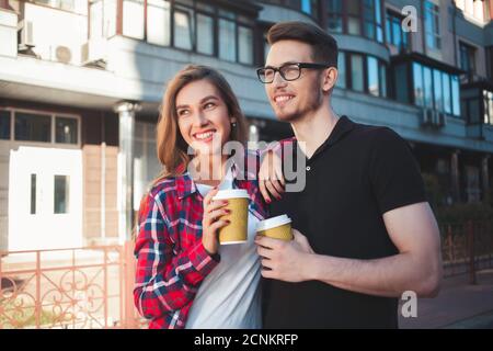 Portrait von glückliches Paar Spaziergang auf der Straße mit Kaffee Stockfoto