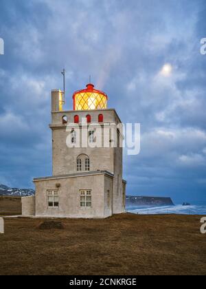 Leuchtturm, Vollmond, Mond, Panoramablick, Felsen, Vogelfelsen, Wolken, Wolkenturm, Halbinsel Stockfoto