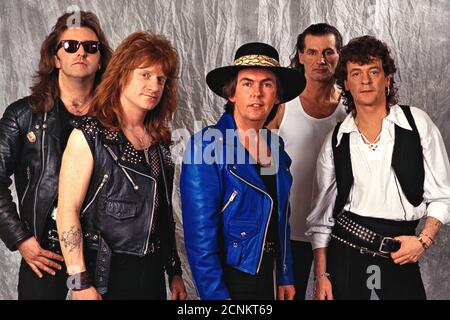 19. Februar 1994, Kiel, die englische Glam-Rock-Band Slade II backstage im Fotostudio bei der R.SH Gold Preisverleihung in der Kieler Ostseehalle. An diesem Abend erhielt die Band RSH Gold für den besten Werbesong des Jahres. Die Band (lr): Trevor Holliday, Steve Makin, Dan Hill (blaue Lederjacke), Don Powell und Steve Whalley. Weltweite Nutzung Stockfoto