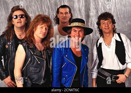 19. Februar 1994, Kiel, die englische Glam-Rock-Band Slade II backstage im Fotostudio bei der R.SH Gold Preisverleihung in der Kieler Ostseehalle. An diesem Abend erhielt die Band RSH Gold für den besten Werbesong des Jahres. Die Band (lr): Trevor Holliday, Steve Makin, Don Powell, Dan Hill (blaue Lederjacke) und Steve Whalley. Weltweite Nutzung Stockfoto