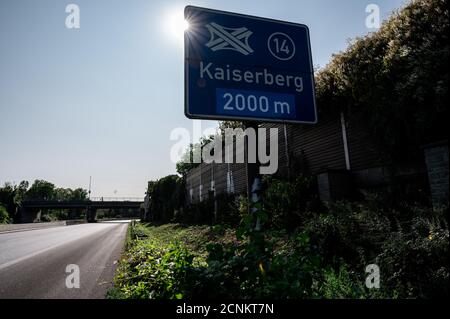 18. September 2020, Nordrhein-Westfalen, Mülheim an der Ruhr: Ein Autobahnschild weist auf den Kaiserberg. Der Brand eines Tankwagens auf der A40 bei Mülheim-Styrum hat schwere Schäden an der Fahrbahn und an mindestens einer Brückenkonstruktion der Deutschen Bahn verursacht. Die Autobahn ist derzeit in beide Richtungen gesperrt. Experten aus Straßen.NRW und der DB sind vor Ort, um den Schaden zu bewerten und weitere Maßnahmen zu koordinieren. Foto: Fabian Strauch/dpa Stockfoto